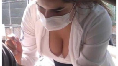 ??? : 백신을 맞았더니 일어날 수가 없어요