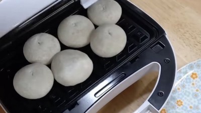 찹쌀떡을 와플메이커에 넣어봤다.jpg