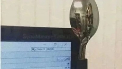 제 아들이 왜 모니터에 스푼을 달아놨을까요?.jpg