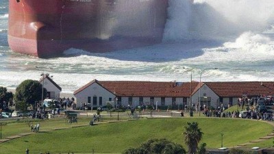 다른 사진 두장을 연이어 붙여놓은 듯한 착시를 불러오는 한장의 사진