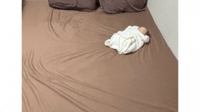 이 아기 흐르는 흔적 웃기다