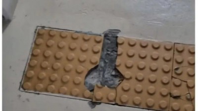 넘어지면서 바닥 타일이 깨졌어요