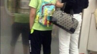 이 엄마와 아들에게 무슨 일이 있었을까?.jpg