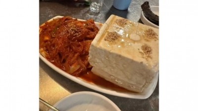 두부김치 이따구로 주는 곳은 처음이네