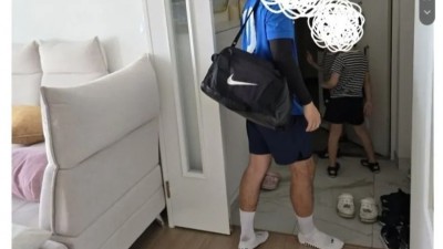 쌍둥이 놓고 조기축구 나가는 남편