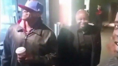 흑인이 스타벅스 컵을 들고다녀야하는 이유