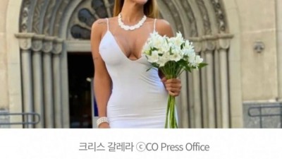 자기 자신과 결혼식을 올린 여성