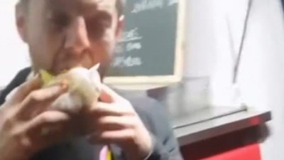 술에 쩔어서 정크푸드를 삼키던 남자의 5년 후 모습