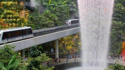 공항 속 인공폭포