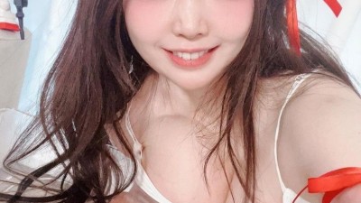 흰 원피스 수영복 입고 셀카 찍은 모모리나