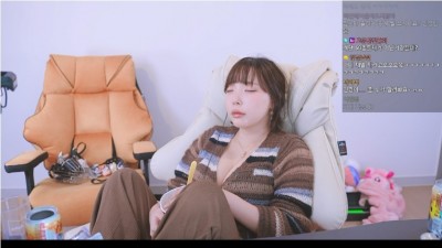 야무지게 삼각김밥 먹방하는 강인경] 검정레이스 가슴골