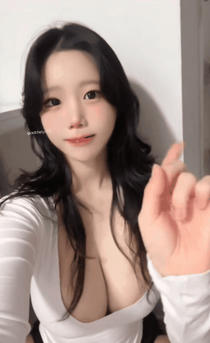 에디린 많이 파인 흰티 묵직 가슴골