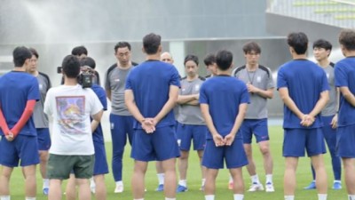 30분씩 늦춘 한국 4시간 미룬 중국 바깥에 안 나간 일본 무더운 동아시안컵 대비 제각각