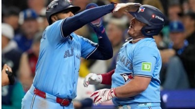 벼랑 끝 토론토 홈런 5방으로 대반격 ALCS 2패 뒤 첫 승