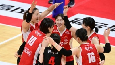 만년 꼴찌 페퍼저축 대이변 개막전서 우승 후보 도로공사 제압