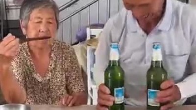 젓가락으로 병마개 따는 할머니.mp4