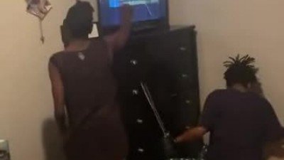 화면 안 나오면 두드리면 해결 됨