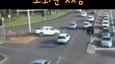 다람쥐처럼 빠져나가는 미친 운전자 ㄷㄷㄷ