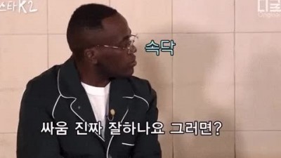 긁는 솜씨가 수준급인 조나단
