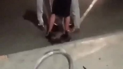 남자와 대화중 지리는 여자