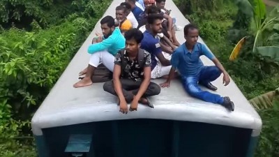 위험하지만 편안?해 보이는 열차 지붕.mp4