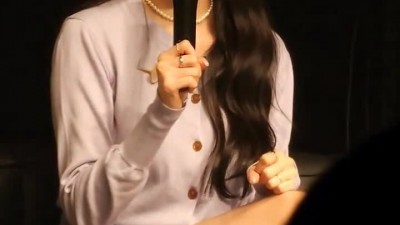 체크 치마입고 쇼파에 앉아 다리 꼰 여자친구 소원