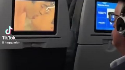 ㅇㅎ]기내에서 게이 비디오보는 승객을 발견한 아가씨들