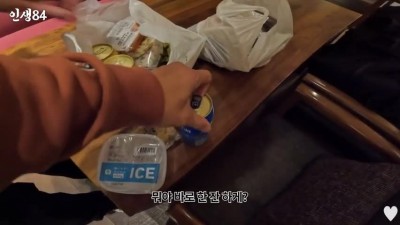 테이블에 흘린 맥주 치우는 기안84