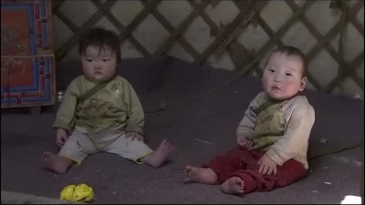 얌전하게 엄마기다리는 몽골애기