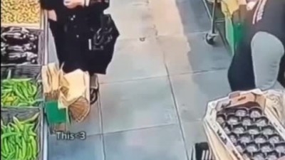 총든 할머니를 상대하는 마트 직원.mp4