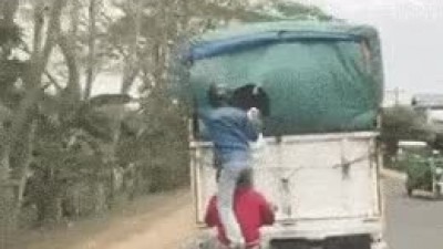 이렇게 물건을 훔치네...