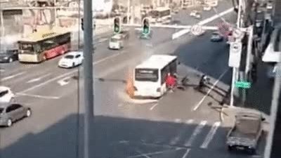 대륙에 상상을 초월하는 버스 화재...gif