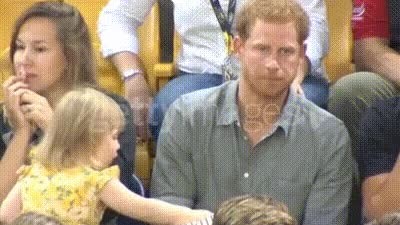 왕자의 음식을 훔쳐먹는 아기