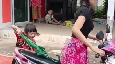 뭔가 아는 아이의 짖궂은 장난.mp4