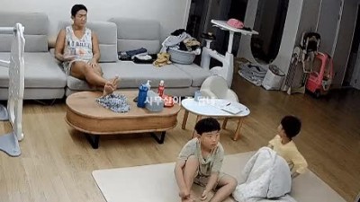 퇴근한 엄마 반기는 가족