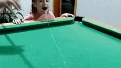 아빠가 딸의 이를 빼는 방법