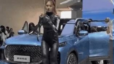 노출 하나 없이 모터쇼에서 화제가 된 여성