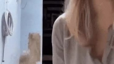 벽에 설치한 철봉으로 풀업하는 여성