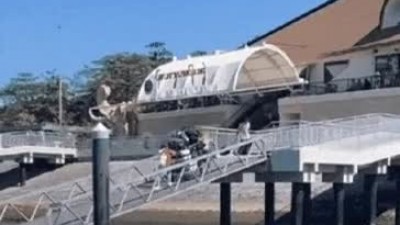 크루즈 출항 전 용왕님께 제물을 바치는 직원들