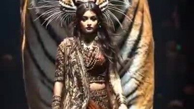 ATG에서 한 여성이 호랑이와 융합된다.mp4