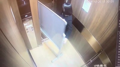 엘리베이터에 갇힌 여성