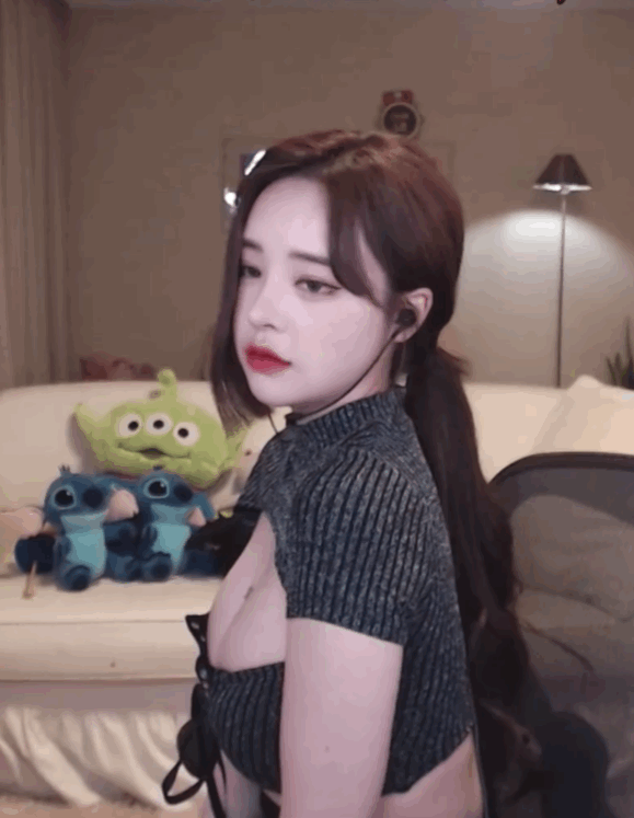 손밍가슴무게때매옷이자꾸내려감ㅋㅋ