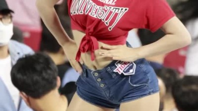 묵직한 묶은 티셔츠 양갈래 머리 치어리더 이다혜