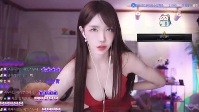 겨우디] 레드 의상 앞으로 숙인 가슴골 간바레센빠이