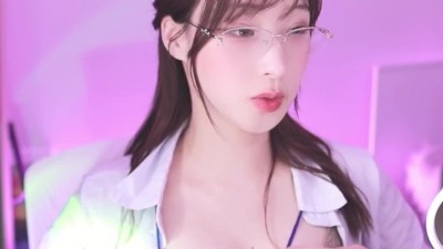 흰 셔츠를 풀어헤친 안경 오피스걸 명아츄] 레이스 브라 가슴골