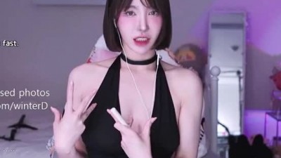 검은 원피스 수영복스런 의상 단발 겨우디 하체가 이정도였나