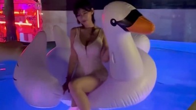 빛베리] 수영장 백조타고 원피스 모양 수영복 몸매