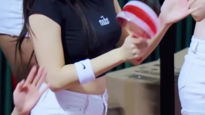 치어리더 정다혜 봉긋한 블랙 크롭티 흰 반바지