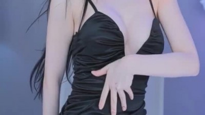 혜지] 어깨끈 내려준 끈 나시 슬립 가슴골