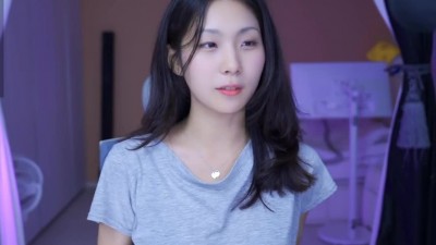 티 살짝 올려서 가슴골 보여주는 쥬쥬쨩 